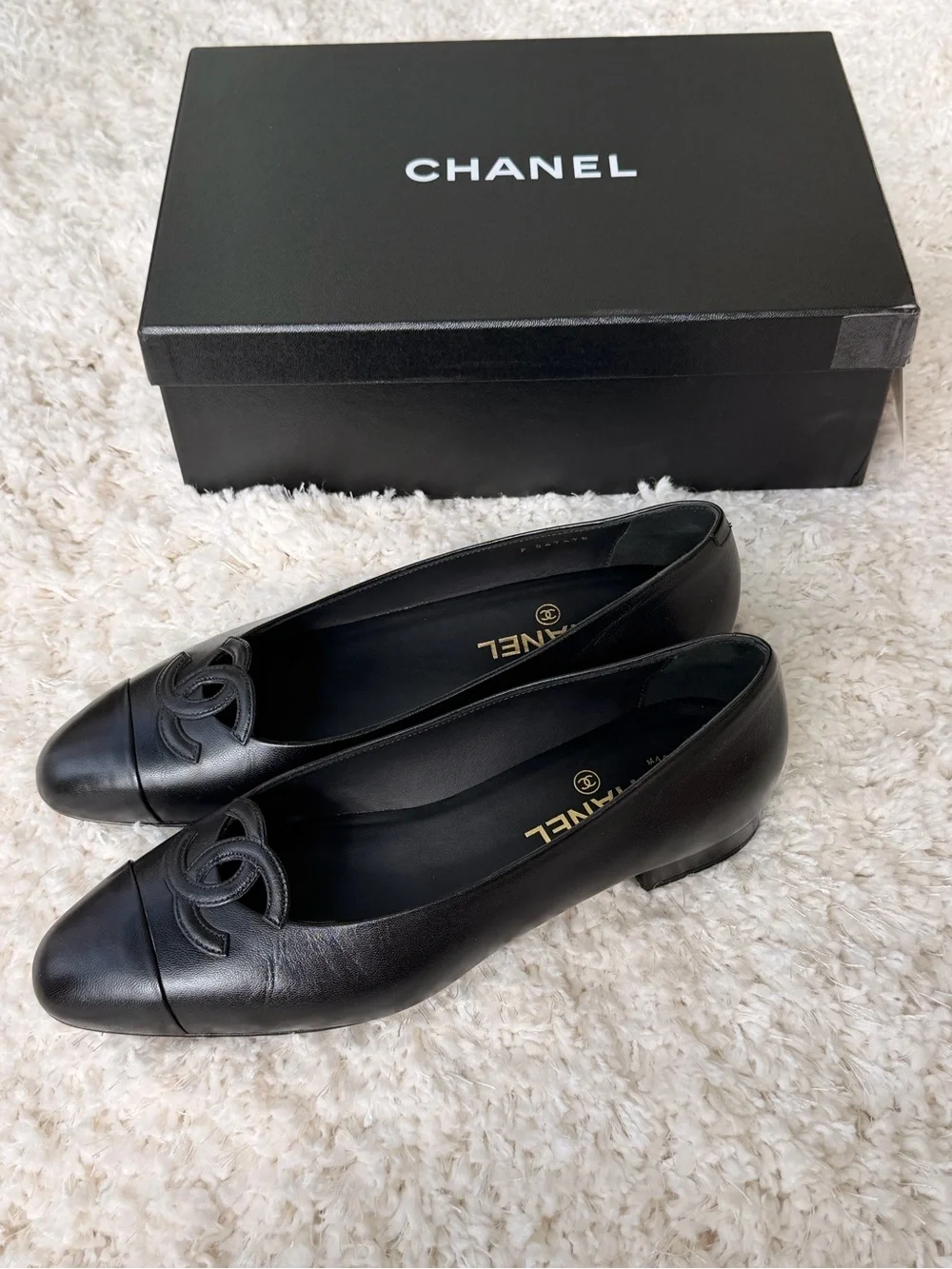 CHANEL Black Leather CC Logo Ballet Flats sz 39.5